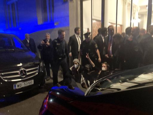  Aktivist:innen demonstrieren vor der türkischen
Botschaft