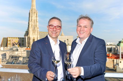  KASTNER AllesWein setzt sich für mehr Süßwein im
Glas ein: (v.l.): Kommerzialrat Christof Kastner, Geschäftsführender
Gesellschafter der KASTNER Gruppe und Josef M. Schuster, Leiter und
Head Sommelier von KASTNER AllesWein