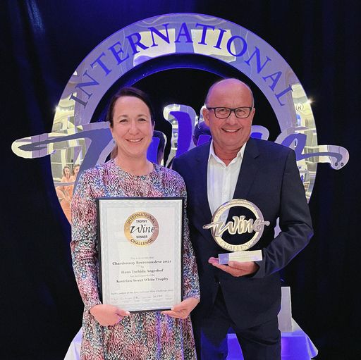 Vorschau Bild von Winzer Hans Tschida und Tochter Lisa Tschida bei
der International Wine Challenge (IWC)