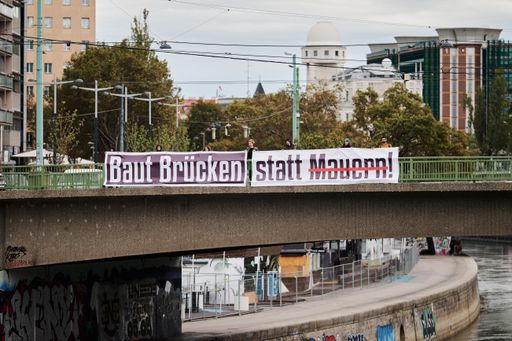 Transparent auf Marienbrücke - Wien -
Allerheiligen/Gedenken an tote Flüchtlinge