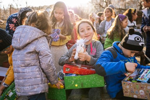 Kinder in Rumänien freuen sich über die Geschenke von
"Weihnachten im Schuhkarton" / Die Verwendung dieses
Bildes für redaktionelle Zwecke ist unter Beachtung aller
mitgeteilten Nutzungsbedingungen zulässig und dann auch honorarfrei.
Veröffentlichung ausschließlich mit Bildrechte-Hinweis.
