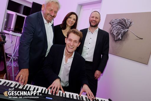 TPA Partner Klaus Scheder, Birgit Perkounig und
Robert Richter im Hintergrund. Am Klavier: Musiker Simon Stadler.