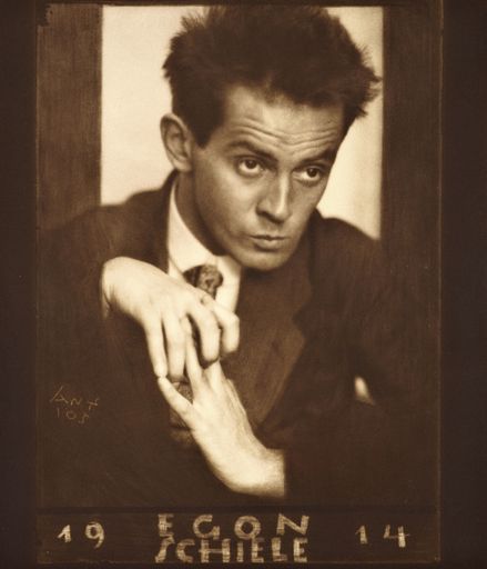 Vorschau Bild von Anton Josef Trčka 1893–1940
Egon Schiele mit verwobenen Fingern und gesenktem Blick, 1918
Fotografie, montiert auf Untersatzkarton (Abzug: Ringwerkstätten, Wien 8, Alserstraße 35), 17,8 x 12,7 cm