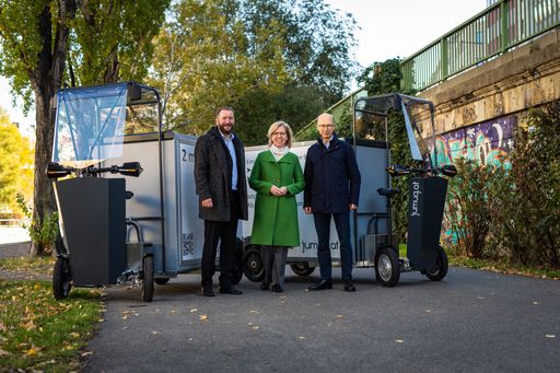  v.l.n.r.: Jumug-Geschäftsführer Werner Pumhösel,
Bundesministerin für Klimaschutz, Umwelt, Energie, Mobilität,
Innovation und Technologie Leonore Gewessler, Gründer und Eigentümer
von Veloce Paul Brandstätter