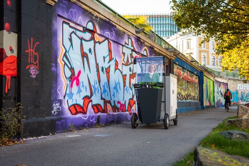 Vorschau Bild von Bundesministerin für Klimaschutz, Umwelt, Energie,
Mobilität, Innovation und Technologie Leonore Gewessler fährt
Jumug-CargoScooter
