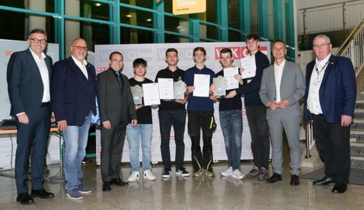 Beim diesjährigen Wettkampf der Mechatroniker
landete der Salzburger Teilnehmer auf dem ersten Platz: Jakob
Lienbacher vom Lehrbetrieb UNTHA e-technology GmbH in Golling (S)
konnte den Bewerb für sich entscheiden. Den zweiten Platz eroberte
Marcel Scherr von der Firma Knapp AG in Graz. Die Bronze-Medaille
ging ex aequo an Jakob Pöhacker vom Lehrbetrieb Test Fuchs in Groß
Siegharts (NÖ), Michael Margreiter vom Lehrbetrieb 3CON Anlagenbau
GmbH in Ebbs (T) und Lukas Schuster vom Lehrbetrieb ÖBB
Infrastruktur AG in Wien. Die Burgenländer Raphael Zeiler vom
Lehrbetrieb ELRA Antriebstechnik Produktions Ges.m.b.h.aus Jois und
Emanuel Lehner aus Oberwart landeten auf dem 4. Platz.