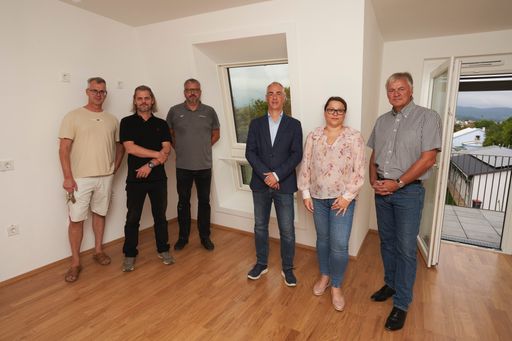  Auf dem Foto (v.l.n.r.): Harald Posch, Neue Heimat
Gewog; Marcel Burkert, g.o.y.a. Architekten; Markus Mertens, FAKRO
Österreich; Roman Drbusek, g.o.y.a. Architekten; Tatjana Mikulic,
Hofer Holzbauwerke; Carsten Nentwig, FAKRO Österreich