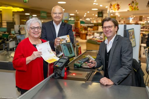 Lucia P. (Seniorin), Harry Kopietz
(Pensionistenverband Wien), Mario Rauch (jö Bonus Club)