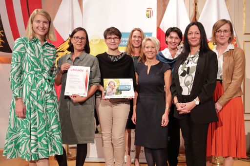 LH-Stellvertreterin Mag.a Christine Haberlander,
Petra Mühldorfer (Leiterin Greiner Krabbelstube), Bettina Weinmair
(Pädagogin Greiner Krabbelstube), Mag.a Barbara Horvat
(Regionalbetreuerin Gesunde Krabbelstube), Barbara Schamberger
(Obfrau Verein Greiner Krabbelstube), Dr.in Bettina Blanka
(Koordinatorin Gesundes OÖ), Györgi Deutsch (Päd. Assistenzkraft
Greiner Krabbelstube), Nicole Schnedt (Head of Human Ressources
Greiner)
