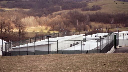 Vorschau Bild von Der Vergleich des Lagers mit Guantánamo als Synonym
für einen rechtsfreien Raum ohne rechtsstaatliche Prinzipien, in dem
Menschen ihrer Rechte beraubt stranden können, ist „im Kern
treffend“ und „nicht zu beanstanden, so das Handelsgericht Wien im
Urteil.