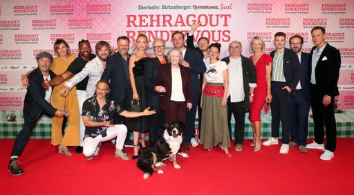 Regisseur Ed Herzog (r.) und Produzentin Kerstin Schmidbauer
(2.v.l.) zusammen mit dem Cast von REHRAGOUT-RENDEZVOUS auf der
Premiere in München. / Die Verwendung dieses Bildes für
redaktionelle Zwecke ist unter Beachtung aller mitgeteilten
Nutzungsbedingungen zulässig und dann auch honorarfrei.
Veröffentlichung ausschließlich mit Bildrechte-Hinweis.