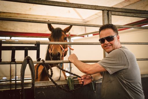Vorschau Bild von Louis Knie jun. bei seinen Pferden im Circus Louis
Knie
