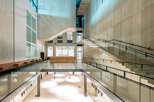 Vorschau Bild von Ein Meisterwerk des Betonbaus ist das zentrale,
„hängende“ Stiegenhaus, welches das Obergeschoß erschließt.