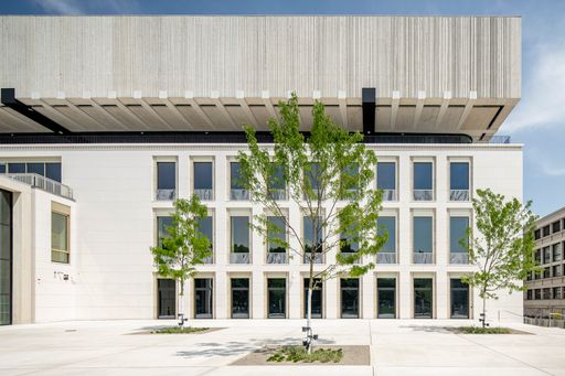 Das markante Schwebegeschoß aus Beton verleiht dem
Karlsplatz eine neue Aufenthaltsqualität.