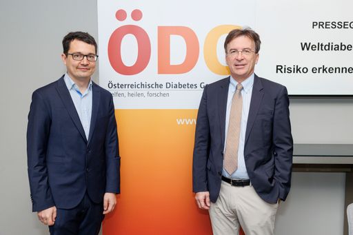  https://www.apa-fotoservice.at/galerie/35008
v.l.n.r Priv.-Doz. Dr. Michael Resl,Prim. Univ.-Prof. Dr. Martin
Clodi
