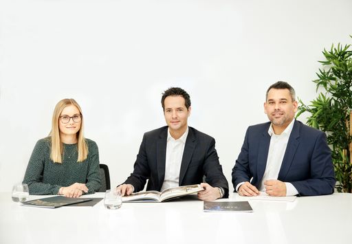  Gerhard Klein (Geschäftsführer der 3SI Makler,
Mitte) und sein Team stehen auf der ERSTE Wohnmesse an Stand AH12
Immobilieninteressierten im persönlichen Gespräch zur Verfügung.