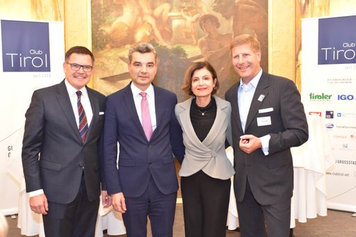 v.l.: Hotel Imperial Generaldirektor Mario Habicher, Präsident
der Finanzprokuratur Wolfgang Peschorn mit Club Tirol
Vizepräsidentin Renate Danler und Club Tirol Präsident Julian
Hadschieff