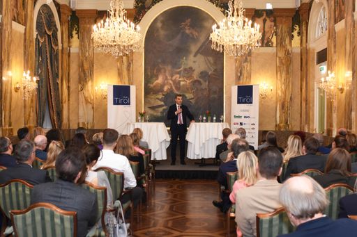 Vorschau Bild von Dr. Wolfgang Peschorn und die interessierten Zuhörer im Festsaal
des Hotel Imperials