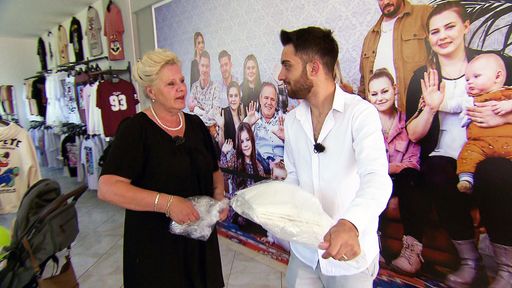 Der Countdown läuft.. Silvia und Servet und packen noch schnell
die letzten Kleidungsstücke aus.. / Die Verwendung dieses Bildes für
redaktionelle Zwecke ist unter Beachtung aller mitgeteilten
Nutzungsbedingungen zulässig und dann auch honorarfrei.
Veröffentlichung ausschließlich mit Bildrechte-Hinweis.