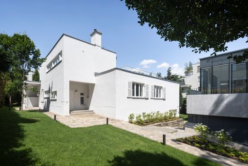 Vorschau Bild von ) Nach einer stilgetreuen Restaurierung der
Bauhaus-Villa und einer nicht minder aufwändigen Erweiterung durch
einen großflächig verglasten Kubus präsentiert sich das Objekt heute
als einzigartige Immobilie mit mannigfaltigen Nutzungsoptionen.