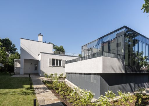  ) Als letztes Bauwerk, das nach den Plänen von
Architekt Josef Frank (1885-1967) im Jahr 1935 in Wien errichtet
wurde, nimmt die Villa Bunzl einen ganz besonderen Platz in der
Geschichte der Wiener Moderne ein.