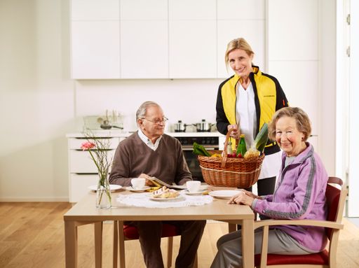 Richtige Ernährung im Alter. Pflege und
Betreuungskräfte des Hilfswerks helfen dabei.