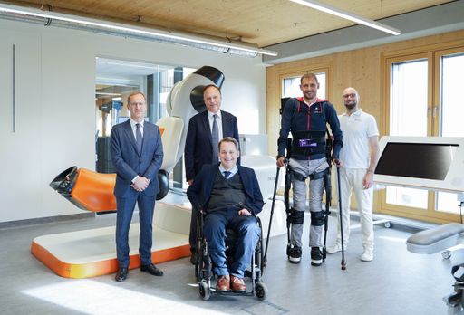  Vor dem Hippotherapie-Roboter im neuen
tech2people-Therapiezentrum in der Seestadt (v.l.n.r.): Neurologe
Dr. Peter Lackner, UNIQA-Vorstand Dr. Peter Eichler,
tech2people-Gründer Gregor Demblin, Unterstützer Hannes Kinigadner
im Exoskelett und Rupert Kluhs-Preißler (Stv. Leitender Therapeut
bei tech2people)
