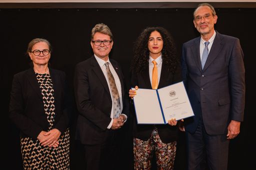 ÖAW-Vizepräsidentin Ulrike Diebold,
Wissenschaftsminister Martin Polaschek, Stipendiatin Nour Chantout
und ÖAW-Präsident Heinz Faßmann (v.l.n.r.) bei der Verleihung der
ÖAW-Stipendien.