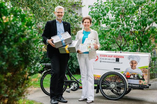 Mag.a Claudia Ertl-Huemer, Geschäftsfeldleiterin
für Education & Care Catering bei GOURMET und Mag. Oliver Löhlein,
Landesgeschäftsführer des Samariterbund Wiens.