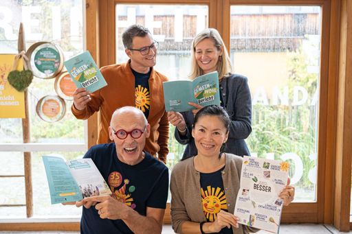 Vorschau Bild von Die Gemeinwohl-Expert:innen: SONNENTOR Gründer
Johannes Gutmann (1.Reihe links) gemeinsam mit Wertehüterin Baigal
Fichtinger (1. Reihe rechts), Wertehüter Florian Krautzer (2. Reihe
links) und Geschäftsführerin Manuela Raidl-Zeller (2. Reihe rechts).
Credit: ©SONNENTOR