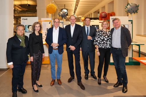 https://www.apa-fotoservice.at/galerie/35026 .v.l.n.r.: Ingo
Raimon (Präsident PHARMIG); Ina Herzer (Vizepräsidentin PHARMIG),
Johannes Rauch (Gesundheitsminister); Alexander Herzog
(Generalsekretär PHARMIG); Peter Aufreiter (Generaldirektor
Technisches Museum Wien); Karin Skarek (Wirtsch. Geschäftsführerin
Technisches Museum Wien); Christian Stadelmann (Kurator Technisches
Museum Wien)