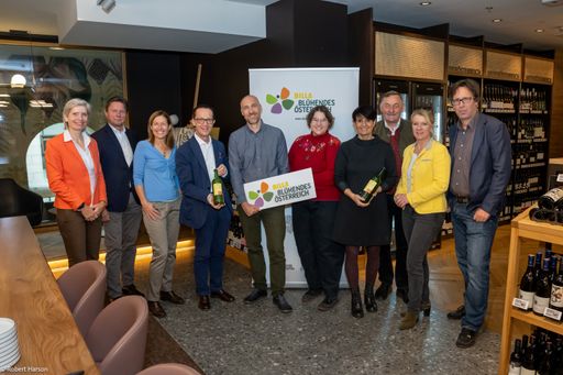 Vorschau Bild von Aus 44 Einreichungen und einem Gesamtvolumen von €
980.000 wählte die ehrenamtliche Jury aus dem Call Blühendes
Österreich #streuobst 12 herausragende Projekte aus, die sich über
die Unterstützung durch die BILLA Stiftung Blühendes Österreich
freuen dürfen. Dabei werden insgesamt 100.000 Euro ausgeschüttet.
Mit der Summe werden Projekte im Gesamtwert von € 200.000
ermöglicht.