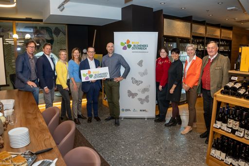 Aus 44 Einreichungen und einem Gesamtvolumen von €
980.000 wählte die ehrenamtliche Jury aus dem Call Blühendes
Österreich #streuobst 12 herausragende Projekte aus, die sich über
die Unterstützung durch die BILLA Stiftung Blühendes Österreich
freuen dürfen. Dabei werden insgesamt 100.000 Euro ausgeschüttet.
Mit der Summe werden Projekte im Gesamtwert von € 200.000
ermöglicht.