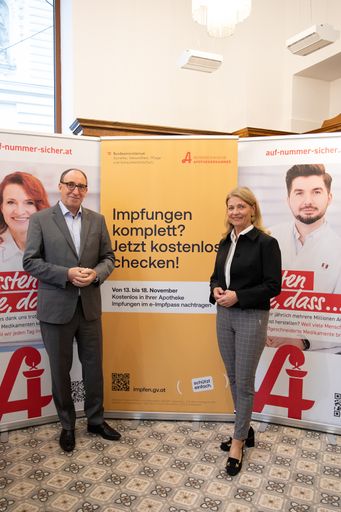 Vorschau Bild von 10.11.2023 - Apotheke zur Universität - Wien.
Pressekonferenz mit Gesundheitsminister Johannes Rauch und
Apothekerkammer-Präsidentin Mag. pharm. Dr. Ulrike Mursch-Edlmayr. ©
Michele Agostinis
