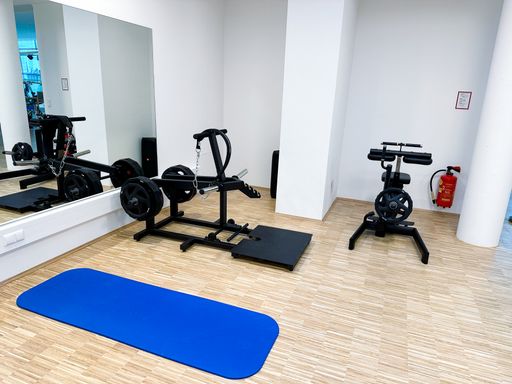 Abbildung von neuem Fitnessraum in der Römertherme Baden.