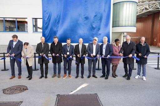 Vorschau Bild von Sandoz-Management bei der feierlichen Einweihung
mit der Politik