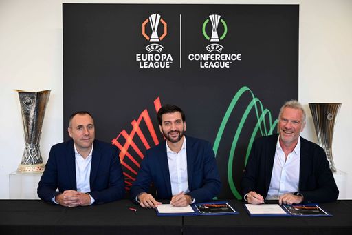 v.l.n.r.: Fabien Brosse (Chief Products and Sports
Officer, Decathlon), Frédéric Boistard (Sports Director Teamsport,
Decathlon) und Guy-Laurent Epstein (Marketing Director, UEFA).