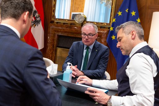 NÖ Bauernbundobmann LH-Stv. Stephan Pernkopf und
Bundeskanzler Karl Nehammer setzen sich gemeinsam gegen
leistungsfeindliche Steuern ein.