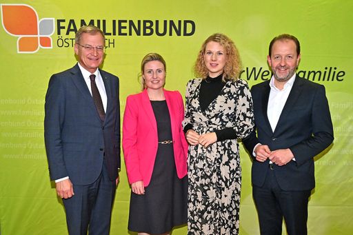 LH Thomas Stelzer, Familienministerin Susanne Raab
und "Alt"-Präsident Bernhard Baier gratulieren NR Johanna Jachs zur
Wahl als Präsidentin des Österreichischen Familienbundes