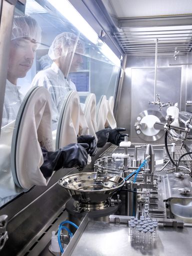 Zu den Kapazitäten von Biomay gehört ein Isolator
mit sieben Handschuhen, der mit einer automatisierten
Verarbeitungslinie für aseptische Abfüllung, Verschließen und
Crimpen von Fläschchen ausgestattet ist und in erster Linie
klinische Prüfpräparate (IMPs) herstellt.