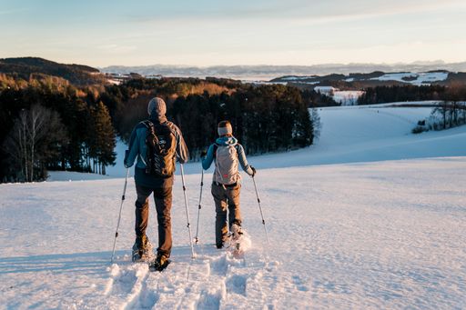  Paar beim Schneeschuhwandern nahe Bad Zell in der
Mühlviertler Winterhügelwelt