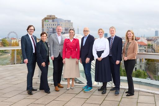  AUSTROMED-Herbstgespräche: v.l.n.r.: Philipp
Lindinger (Geschäftsführer der AUSTROMED), Manuela Raidl (Puls4),
Gerald Gschlössl (Präsident der AUSTROMED), Irene Fialka (CEO von
INiTS – Vienna's High-Tech Incubator), Günther Ogris, MA (Mitgründer
des SORA-Instituts), Lena Marie Glaser (Juristin und New-Work
Expertin, Gründerin und Geschäftsführerin von Basically Innovative),
FH-Hon.-Prof. Dr. Dr. Herwig W. Schneider
(Industriewissenschaftliches Institut), Margit Kreuzhuber, MA
(Austrian Business Agency)