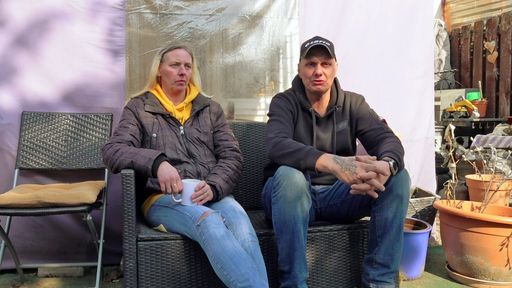  Katrin und Elvis möchten falsche Behauptungen über ihre Familie
ein für alle Mal aus der Welt schaffen. / Die Verwendung dieses
Bildes für redaktionelle Zwecke ist unter Beachtung aller
mitgeteilten Nutzungsbedingungen zulässig und dann auch honorarfrei.
Veröffentlichung ausschließlich mit Bildrechte-Hinweis.