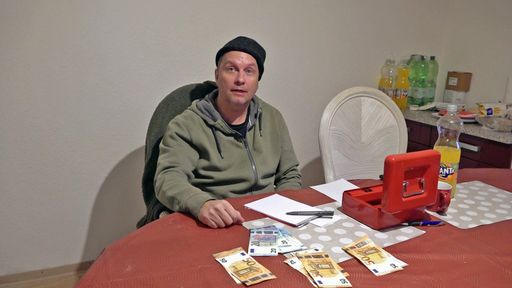 Vorschau Bild von Michael startet ein Experiment: Der selbstständige Hausmeister
will versuchen, einen Monat lang mit seinen Ausgaben im Rahmen des
Bürgergeld-Regelsatzes zu bleiben. Ihm bleiben also nur 502 Euro, um
über die Runden zu kommen. / Die Verwendung dieses Bildes für
redaktionelle Zwecke ist unter Beachtung aller mitgeteilten
Nutzungsbedingungen zulässig und dann auch honorarfrei.
Veröffentlichung ausschließlich mit Bildrechte-Hinweis.