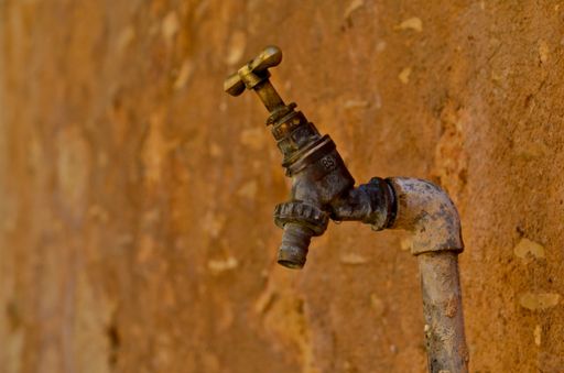 Das Bild zeigt einen rostigen Wasserhahn