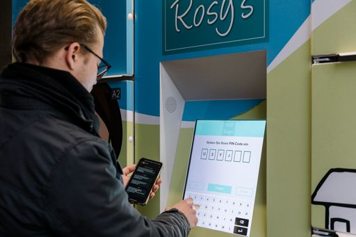 Vorschau Bild von Die Bedienung von ROSY'S Abholstationen ist
unkompliziert und erfolgt mittels Scannen eines QR-Codes oder
Eingabe eines PINs.