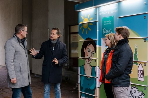 Vorschau Bild von ROSY'S neue Abholstation wurde feierlich in Betrieb
genommen (v.l.n.r.): Georg Papai (BV Floridsdorf), Thomas F. Huber
(Gründer und Geschäftsführer ROSY'S), Barbara Jilek-Melzer
(Vizedirektorin Wiener Wohnen), Leopold Kopera (COO ROSY'S)