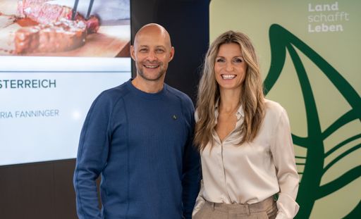 Das Gründungs-Duo von Land schafft Leben, Hannes Royer und Maria
Fanninger, hat ausgewählte Ergebnisse der jüngsten Recherche des
Vereins zum Thema Rindfleisch im Rahmen einer Pressekonferenz
präsentiert.