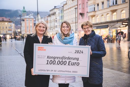 Der gemeinsame Fördertopf für Kongresse und
Tagungen beträgt nun 100.000 Euro: v.l. Christine Keth
(Geschäftsführerin IIR & Innsbruck Convention Bureau), Barbara
Plattner (Geschäftsführerin Innsbruck Tourismus), Christine
Oppitz-Plörer (Stadträtin von Innsbruck).