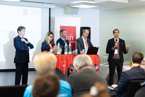 Vorschau Bild von Angeregte Diskussion der Expert:innen